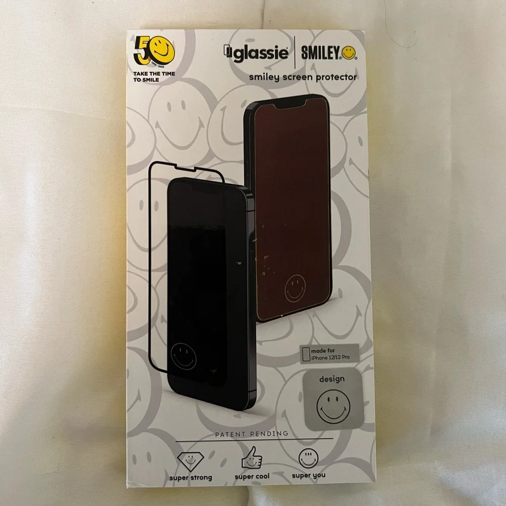 Glassie Smiley IPhone 12/ 12 Pro Screen Protector